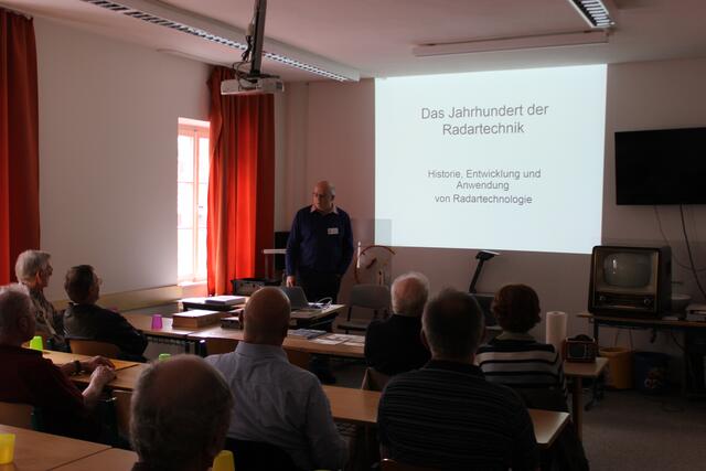 Franz Bauer, seit Jahren ehrenamtlicher Mitarbeiter ím radio- und Telefonmuseum macht seine Vorträge nicht nur informativ, sondern unterhaltsam. Hier hielt er seinen Vortrag noch mit Baemer, jetzt mit einem neuen  Interaktiven Witheboard.