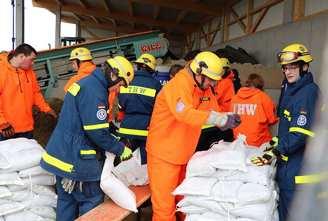 Sandsäcke abfüllen | Foto: Dieter Seebach/THW Augsburg