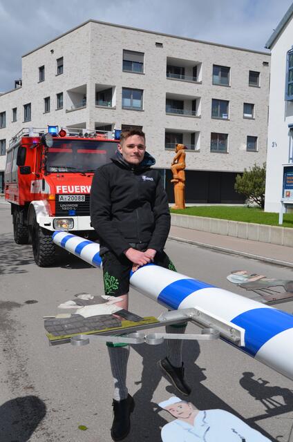 Er nahm schon mal Platz auf dem neuen Maibaum aus Stahl | Foto: Anke Maresch
