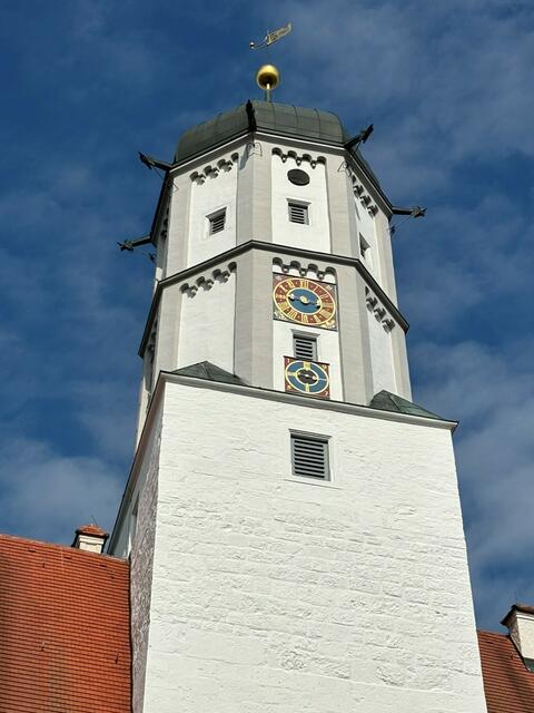 Der gotische Turm der vorherigen Burg wurde in den Neubau der Spätrenaissance integriert. | Foto: Sandra Kost