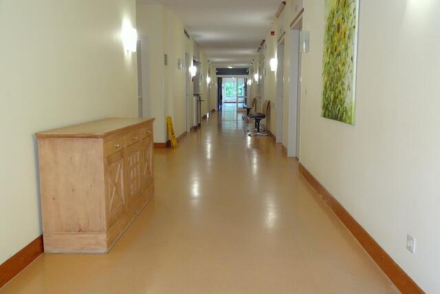 in einem  Flur der Reha Klinik