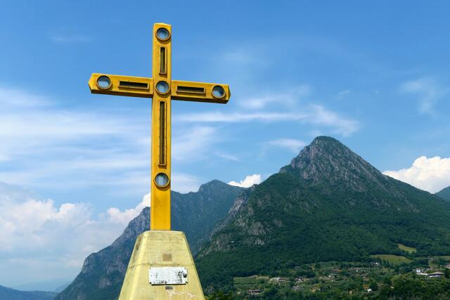 Das Kreuz auf dem Hügel des Eremo San Pietro
