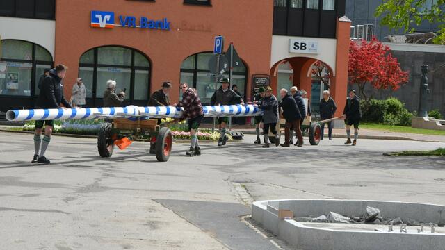 Der Baum wurde auf den Marktplatz geschoben | Foto: Anke Maresch