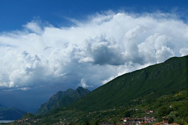 Ständig wechselnde Wolkenbilder sind typisch für den Iseosee