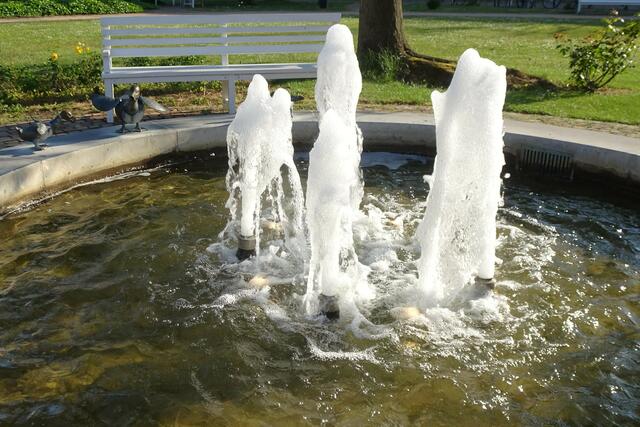 der Springbrunnen in der Parkanlage der Reha Klinik
