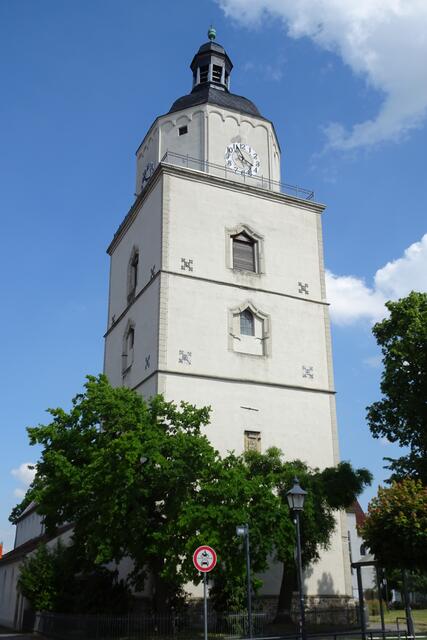 die Marienkirche istmit 47 m das dominierende Gebäude der Stadt Barby