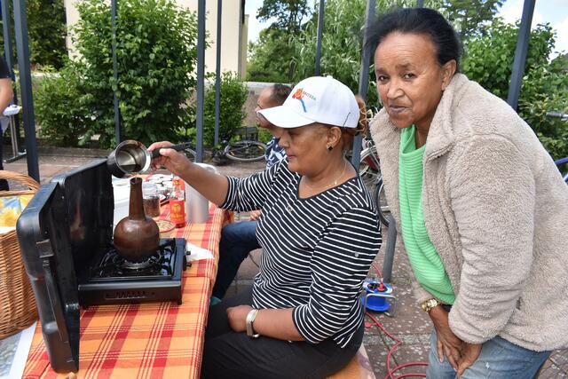 Muß man probiert haben: Kaffee nach eritreischer Art zubereitet.