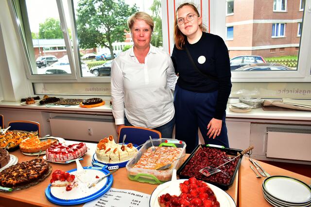 Im Gemeindehaus gab es ein leckeres Kuchenbüffet