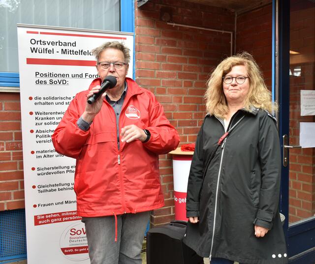 Dirk Battke, Vorsitzender des SoVD-Ortsverbandes Hannover-Süd mit Dr. Gudrun Koch, Mitglied im Bezirksrat Döhren-Wülfel.