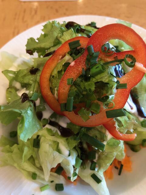 Foto: Dazu gehört ein knackiger Salat.