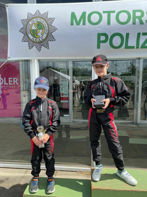 Niklas und Joshua können ihrer Mutter Pokale zum Geburtstag mitbringen