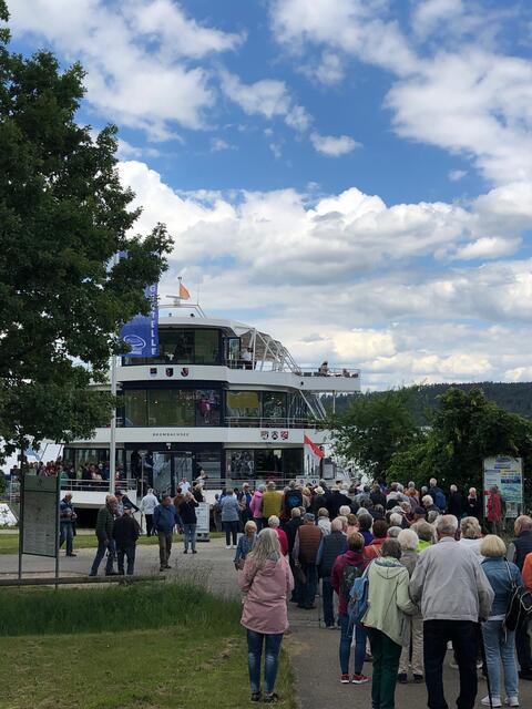 Foto: Anstehen für die Schifffahrt mit Europas einzigartigem Fahrgast-Trimaran auf dem Großen Brombachsee.