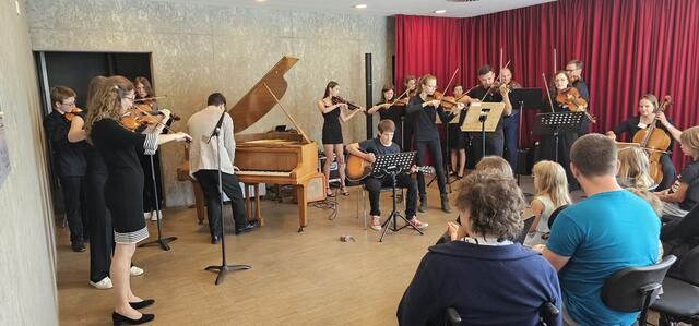 Fraglos war der Neusässer Debutauftritt des neuen Youth Orchestra der Musikschule Neusäß mit Solist Jonathan Hübner an der Gitarre ein Highlight für die meisten Besucherinnen und Besucher. | Foto: Jutta Kaiser-Wiatrek