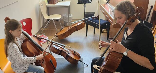Nicht für Gitarre und nicht für Klavier hatte sich die neunjährige Antonia entschieden. Sie wollte zunächst Bekanntschaft mit dem Violoncello machen und ließ sich von Musiklehrerin Miriam Seyboth gleich mal erklären, wie das Instrument zu handhaben ist. | Foto: Jutta Kaiser-Wiatrek