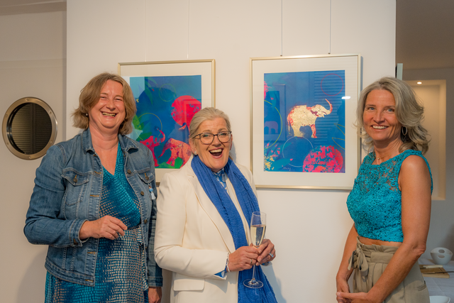 Monika Mendat: Ausstellung "Spirit Animal - Elephant Edition" im der Galerie Stilbetrieb in Friedberg/Bayern - Impressionen von der Vernissage. Im Bild v.  l.: Ute Krogul (Friedberger Allgemeine), Stadträtin Ulrike Sasse-Feile und Monika Mendat | Foto: FSeventfoto
