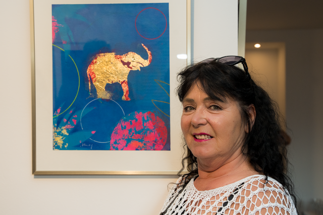 Monika Mendat: Ausstellung "Spirit Animal - Elephant Edition" im der Galerie Stilbetrieb in Friedberg/Bayern - Impressionen von der Vernissage. Im Bild Stadträtin Petra Gerber  | Foto: FSeventfoto