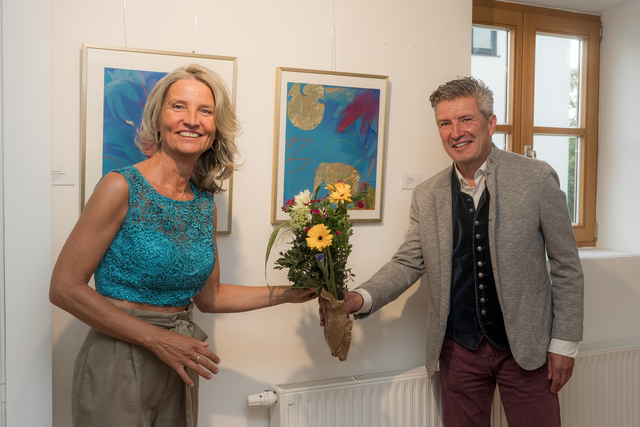 Monika Mendat: Ausstellung "Spirit Animal - Elephant Edition" im der Galerie Stilbetrieb in Friedberg/Bayern - Impressionen von der Vernissage. Im Bild Monika Mendat mit Klosterlechfelds Bürgermeister Rudolf Schneider | Foto: FSeventfoto