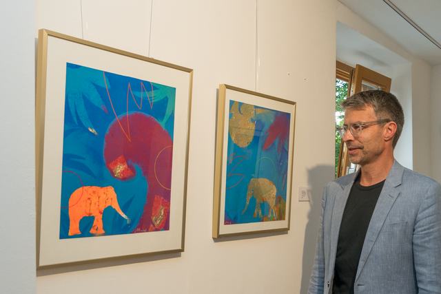 Monika Mendat: Ausstellung "Spirit Animal - Elephant Edition" im der Galerie Stilbetrieb in Friedberg/Bayern - Impressionen von der Vernissage. Im Bild Frank Büschel (Stadt Friedberg) | Foto: FSeventfoto
