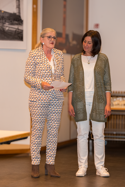 Mitgliederversammlung 2024 vom Freundeskreis Friedberger Musiksommer  e.V. - Ulrike Sasse-Feile (links) referiert zur Rechnungsprüfeng | Foto: FSeventfoto