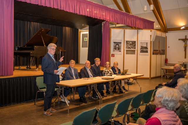 Mitgliederversammlung 2024 vom Freundeskreis Friedberger Musiksommer  e.V. - Gerd Horseling (Bürger für Friedberg, links) gibt Einblicke in das Programm vom "Friedberger Musiksommer 2024"  | Foto: FSeventfoto