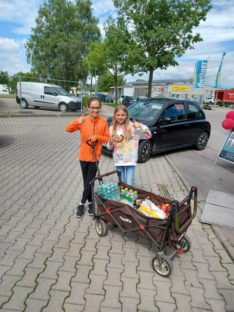 Die Mädchen zogen mit ihren Leckereien in die betroffenen Gebiete und versorgten Helfende | Foto: Ramona Nahirni-Vogg