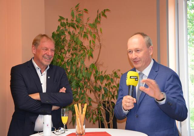 GWG-Geschäftsführer Günther Riebel (links) übergab symbolisch die neugestalteten Räume an 1. Bürgermeister Franz Feigl. | Foto: Anke Maresch