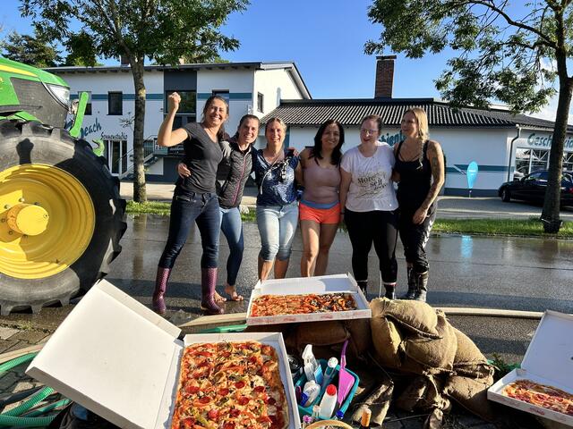 Frauenpower rockt! Und mit Pizza vom beliebten "Na Und" lief es gleich noch besser | Foto: Ramona Nahirni-Vogg