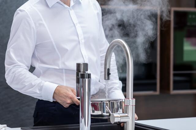 Sprudelwasser oder kochendes Wasser direkt aus dem Wasserhahn: Funktionalität ist Trumpf.
 | Foto: DJD/KüchenTreff/Michael Breuer