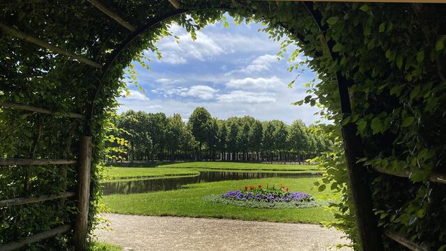 1862 wurden durch einen Hofgärtner die Laubengänge im Schlossgarten angelegt. Foto: Helmut Kuzina