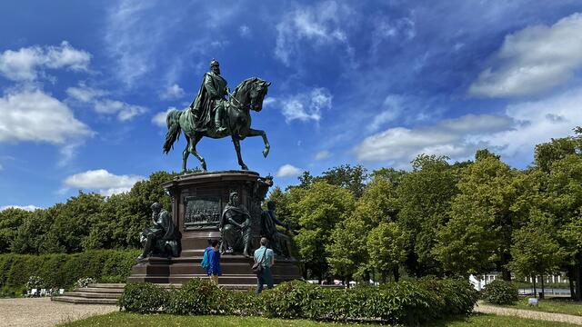 Der Bildhauer Ludwig Brunow schuf 1893 das bronzene Reiterstandbild des Großherzogs Friedrich Franz II. (1823-1883). Foto: Helmut Kuzina