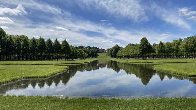 Eine Teichanlage in der Form eines Doppelkreuzes bildet im Schlossgarten eine interessante Blickachse. Foto: Helmut Kuzina