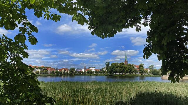 Von der Drehbrücke des Schlosses bietet sich die Sicht über den Burgsee zum Panorama der Altstadt. Foto: Helmut Kuzina