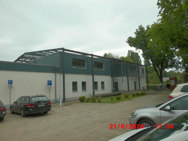 Das Ruderhaus vom Parkplatz aus