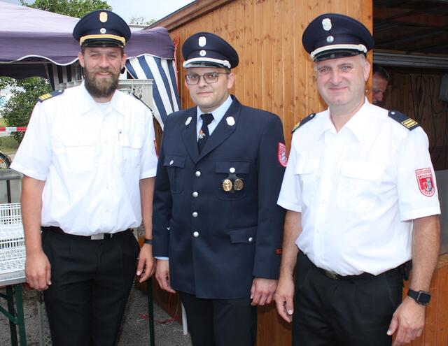 Kreisbrandrat Tom Mayr, Kreisbrandmeister Bernd Schreiter und Herbertshofens Feuerwehrkommandant Wolfgang Wagenknecht (von links) freuten sich das Wettergott Petrus seine himmlischen Regenschleusen während des Festes geschlossen hielt. | Foto: Peter Heider