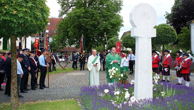 An der Mariensäule fand nach dem Gottesdienst die Gedenkkranzniederlegung für die verstorbenen Feuerwehrkameraden der Jubiläumswehr statt. | Foto: Peter Heider