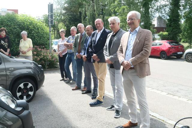 Vertreter des Lions Club Friedberg freuen sich über die Fahrzeugsegnung, ihre Spende aus dem Erlös des Adventskalender war die bisher größte Einzelspende des Vereins