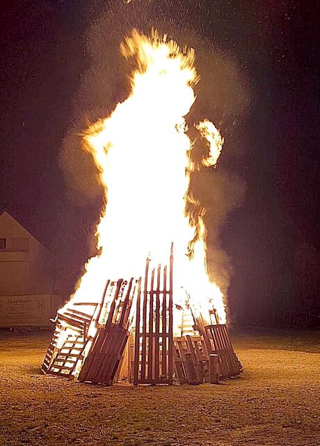 Mit einem lodernden Sonnwendfeuer wurde der Festakt in Herbertshofen abgerundet. | Foto: Peter Heider