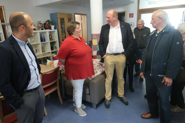 Seniorenpfleger Wolfgang Spring (Mitte) informiert sich bei Valerie Odry-Bugariju detailliert über die Tagespflege