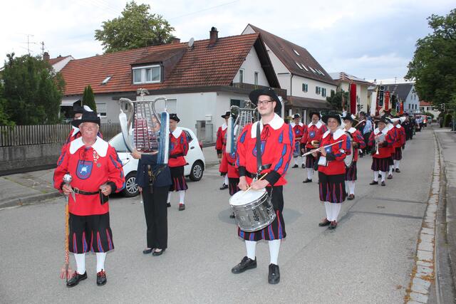 In einem  Festzug begleitete der Spielmannszug die Festgäste von der Kirche zum Feuerwehrhaus an dem der gesellige Teil des Jubiläums stattfand. | Foto: Peter Heider