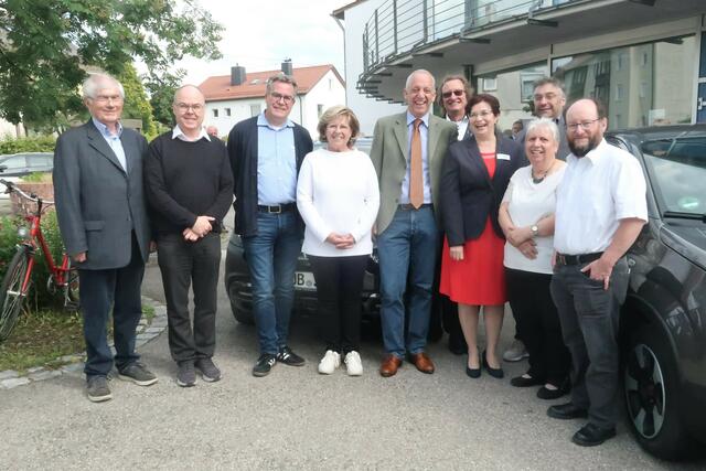 Hoch erfreut zeigen sich die Vorstandsmitglieder des Fördervereins Sozialstation Friedberg, ebenso wie auch Melita Resler und die Geistlichen anlässlich der Fahrzeugsegnung