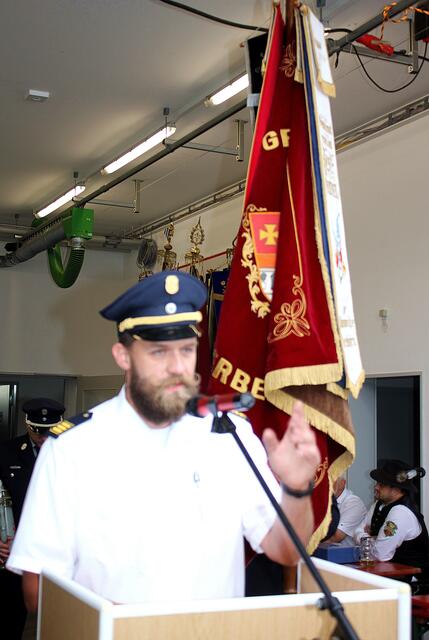 Kreisbrandrat Tom Mayer (Gertstofen) lobte das große Engagement der Herbertshofner wehr bei der fertiggestellten Anbau- und Sanierungsmaßnahme. | Foto: Peter Heider