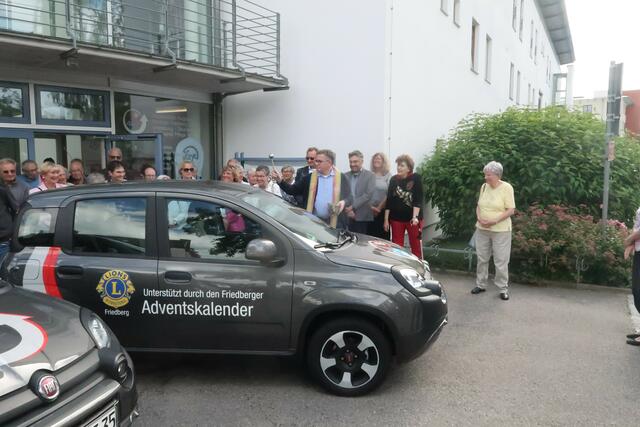 Pater Christoph Lentz segnet ein weiteres neues Fahrzeug für die Ambulante Pflege, das mithilfe einer großen Spende des Lions Clubs und des Caritativen Christkindlmarktes finanziert werden konnte