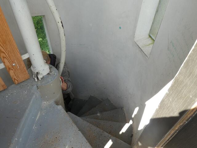 Leider fehlt am Eingang am Turm der Hinweis das der Aufstieg beschwerlich sein könnte. Hier wird es eng.... 