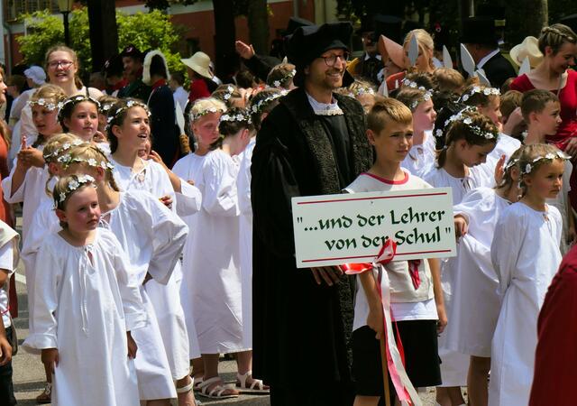 Einst zog ein Lehrer mit weißgekleideten Kindern vor eines der Stadttore  und bat den Hussiten-Anführer, die Stadt zu verschonen. Er ließ Gnade walten und schenkte den Kindern sogar Kirschen. 🍒