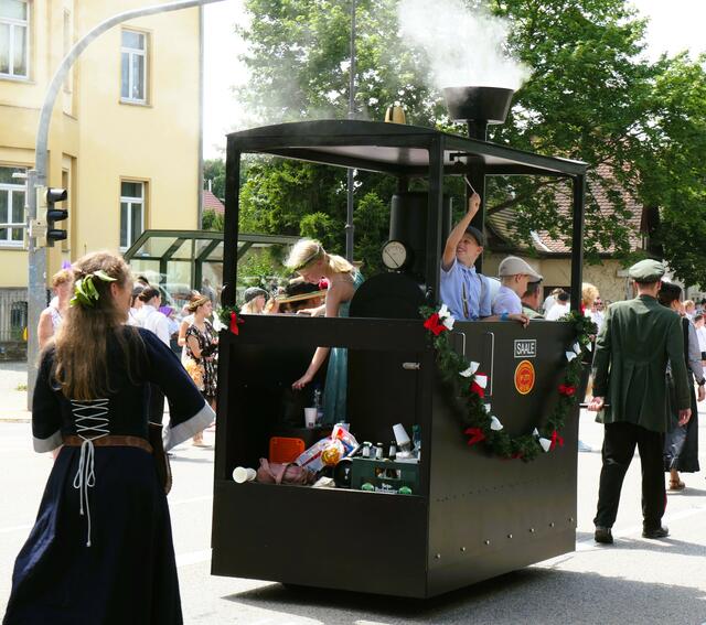 Schön war es. Heiß war es! Und gelungen! 
Von Freunden, die als Akteure immer dabei sind weiß ich, wieviel Arbeit, Mühe und Zeiteinsatz es bis zur Präsentation braucht. Sowohl für den Umzug als auch für das ganze Festgeschehen. 🍒