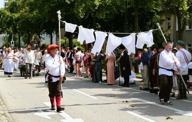 Die Waschweiber teilen kühle Wasserduschen aus. Sehr willkommen an diesem Samstag. 