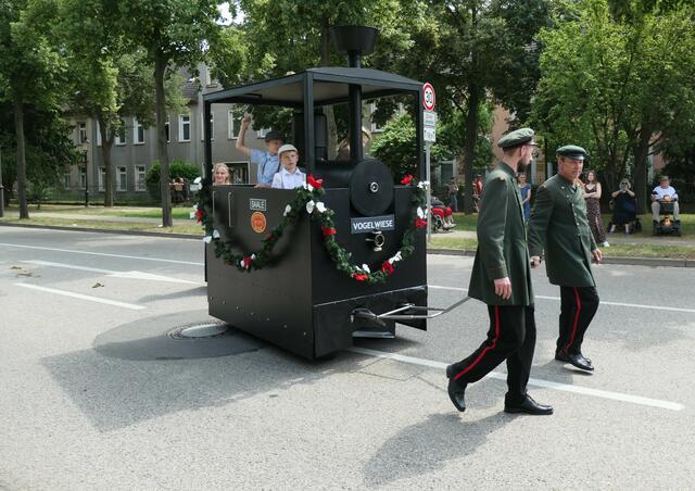Erinnerung an die Einweihung der Straßenbahn. 
In diesem Jahr erstmals dabei, gebaut von Mitgliedern des Kirschfestvereines. 
