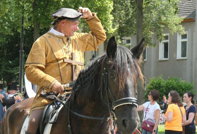 Seit vielen Jahen der Prokop-Darsteller im Zug. 
Der Sage nach geht das Kirschfest auf die Belagerung der Stadt im Jahre 1432 durch Hussiten zurück. Belege gibt es dafür nicht. 