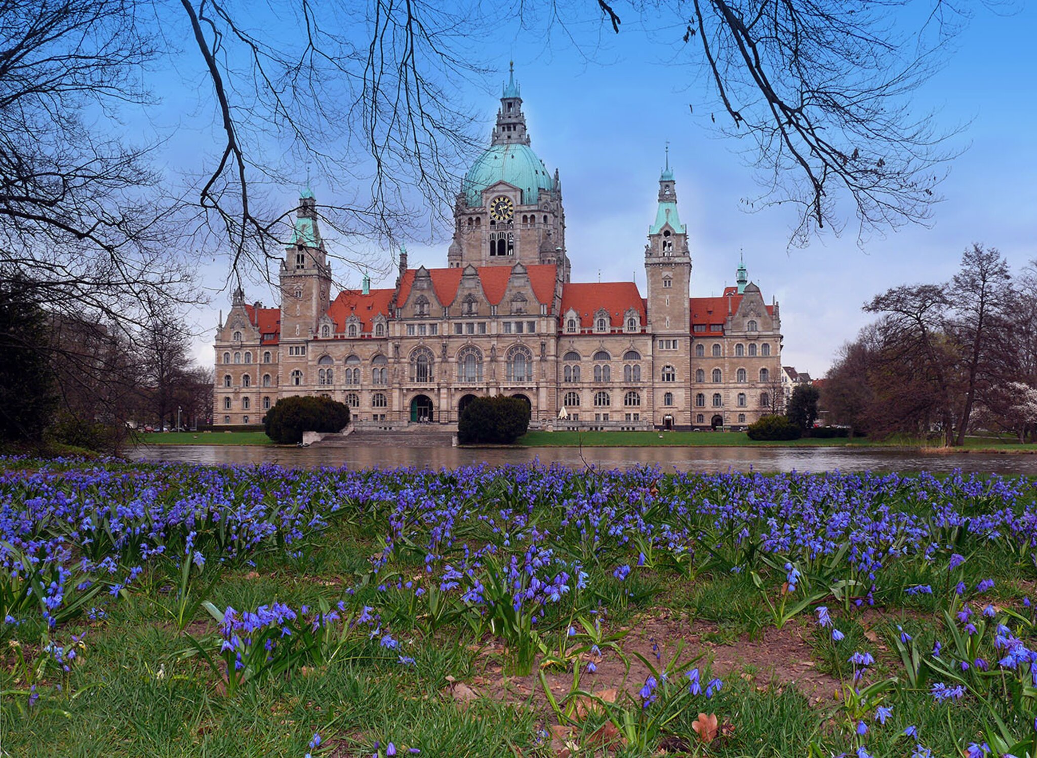 Erst ungeliebt, jetzt bedeutende Sehenswürdigkeit Das Neue Rathaus in