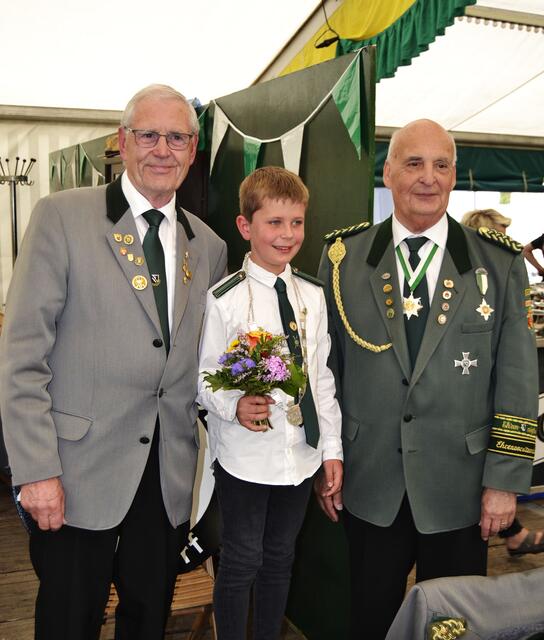 W. Bösche, Lennert Kapzyk, SV Kleinburgwedel, Jürgen Riesch (v.l.n.r.)